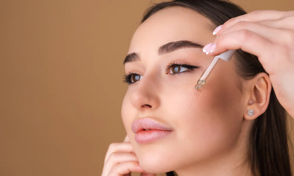 Targeted Eyelid Hydration Supporting Improved Skin Flexibility and Smoothness